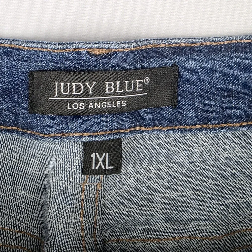 Judy Blue Shorts Womens Size 1XL Distressed Star Patch Medium Wash Cuffed Hem - Picture 3 of 11